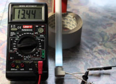 Kontrol af et belysningsarmatur med et multimeter