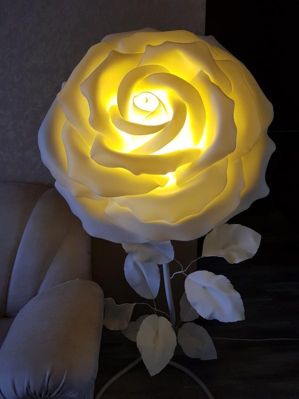 lampe formet som en stor blomst