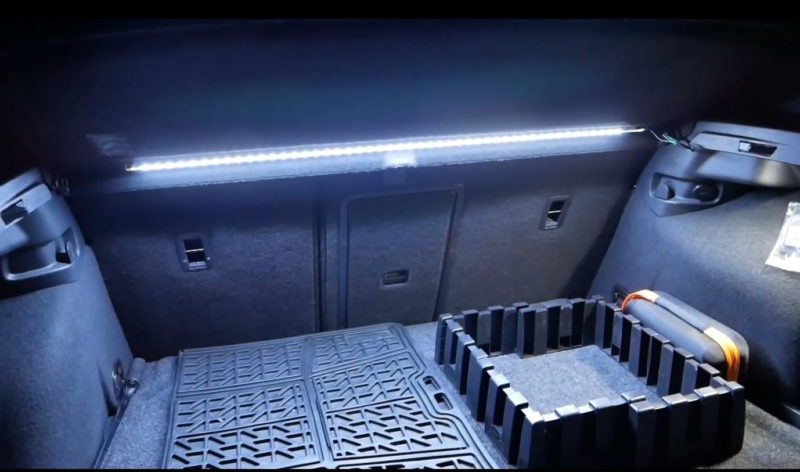 Sådan tilsluttes en LED Strip Trunk Light til bagagerummet